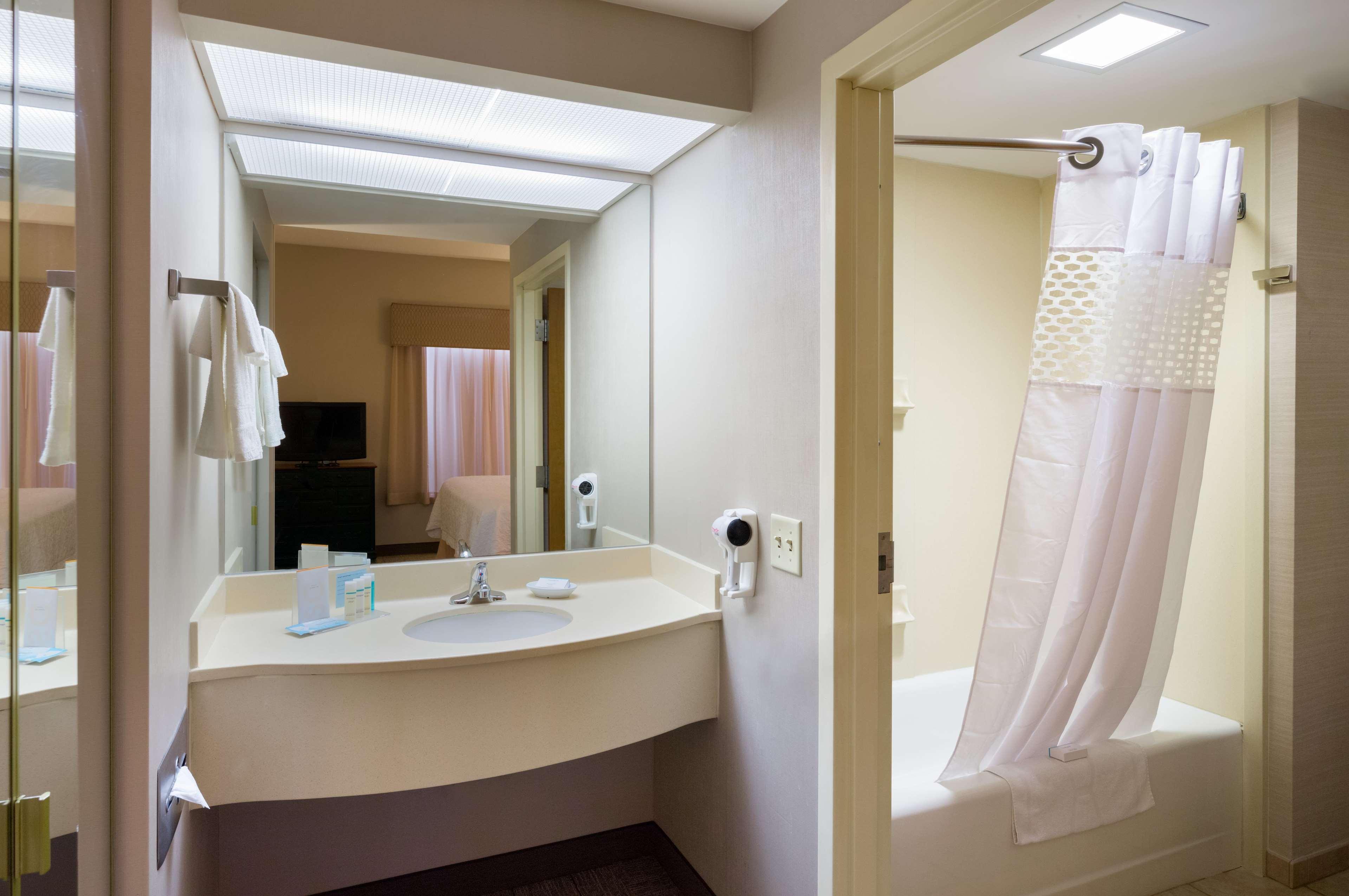 Hampton Inn & Suites State College At Williamsburg Square Екстер'єр фото