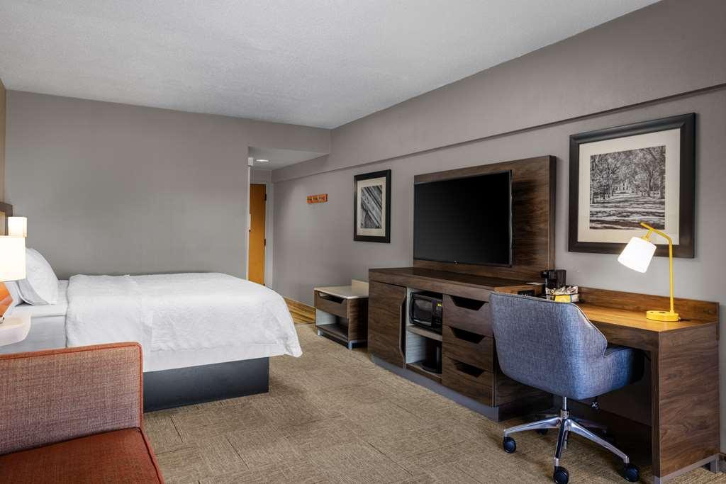 Hampton Inn & Suites State College At Williamsburg Square Номер фото