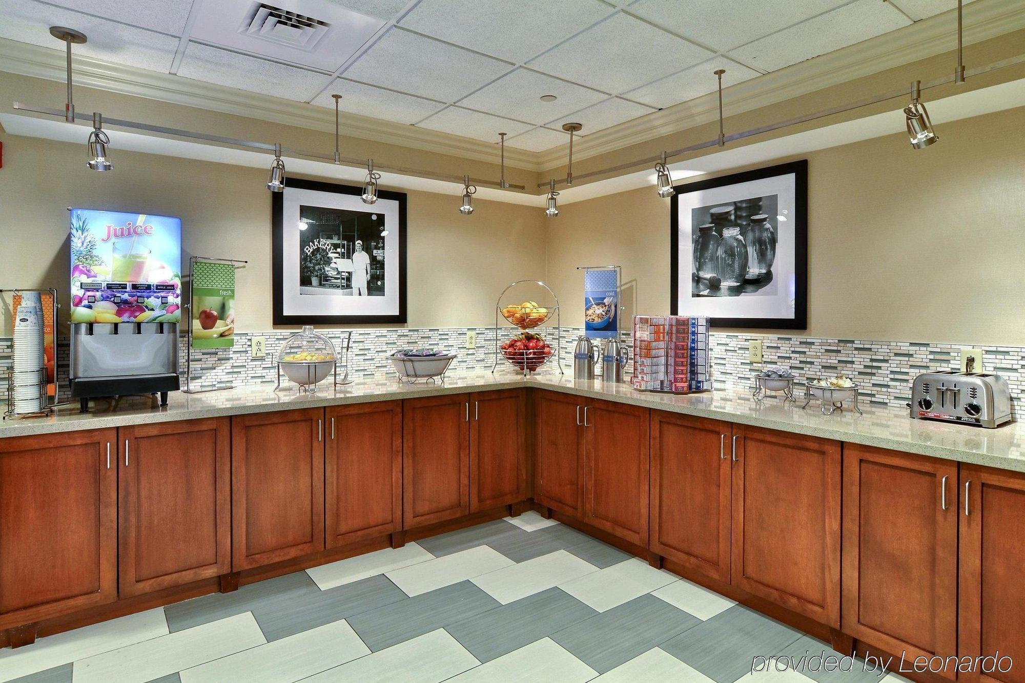 Hampton Inn & Suites State College At Williamsburg Square Екстер'єр фото