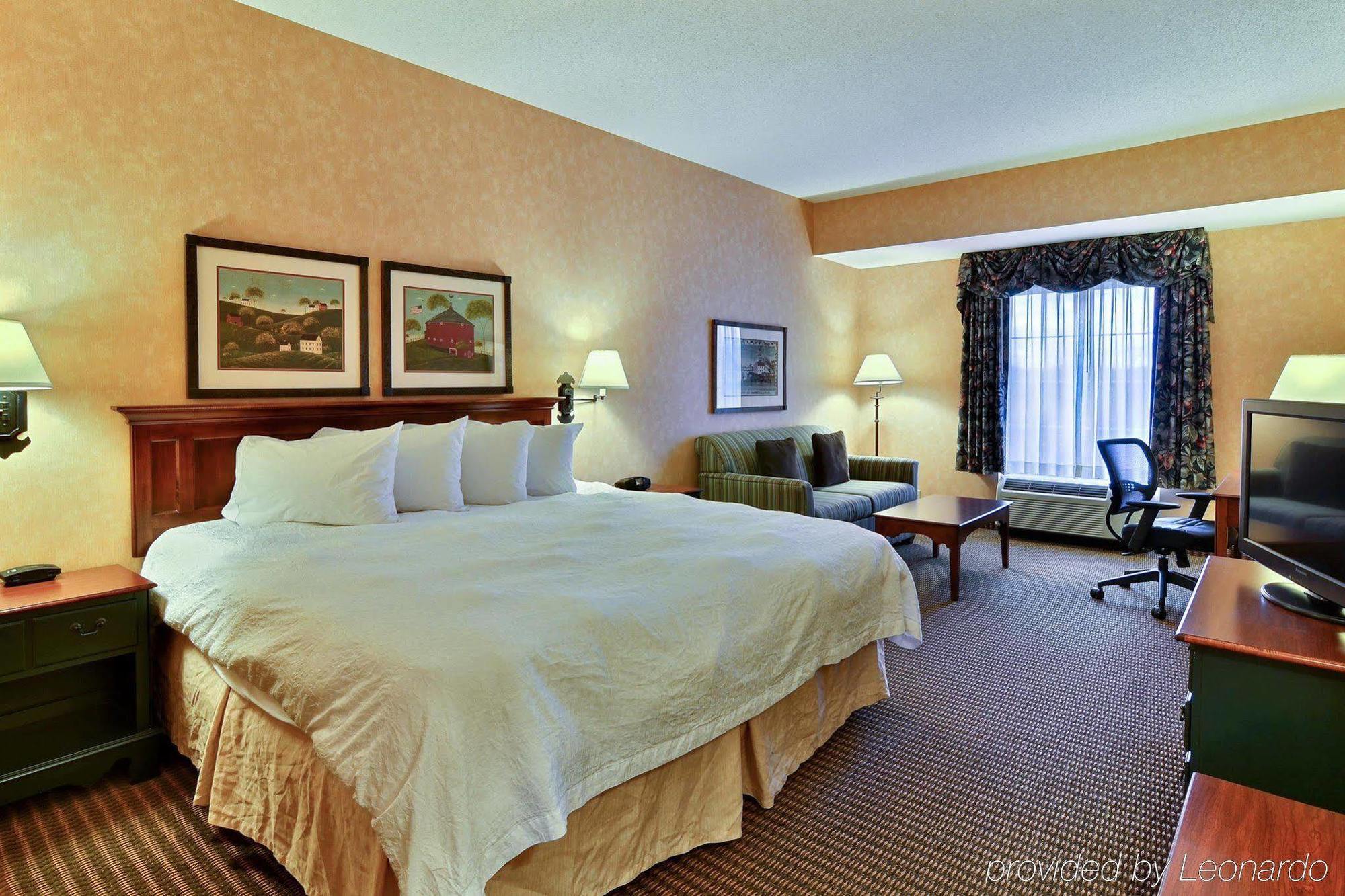 Hampton Inn & Suites State College At Williamsburg Square Екстер'єр фото