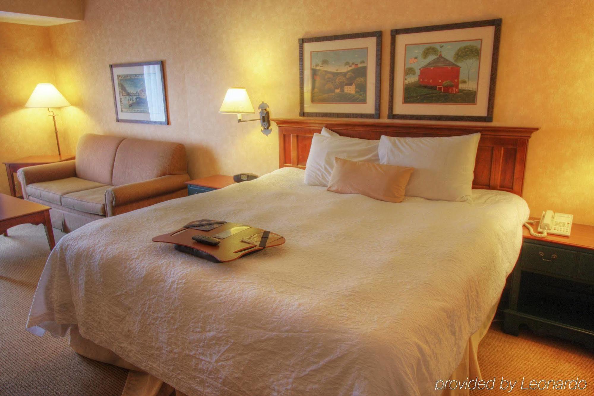 Hampton Inn & Suites State College At Williamsburg Square Номер фото