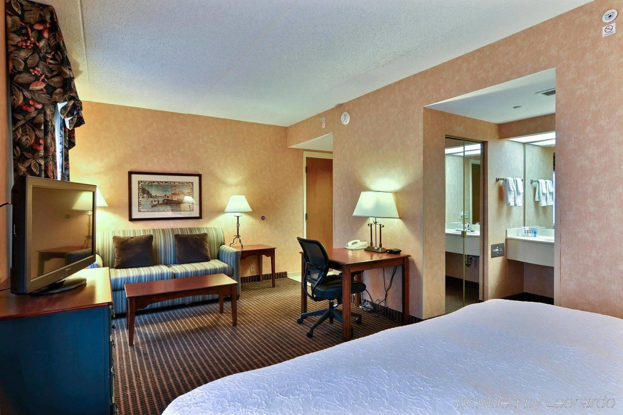 Hampton Inn & Suites State College At Williamsburg Square Екстер'єр фото