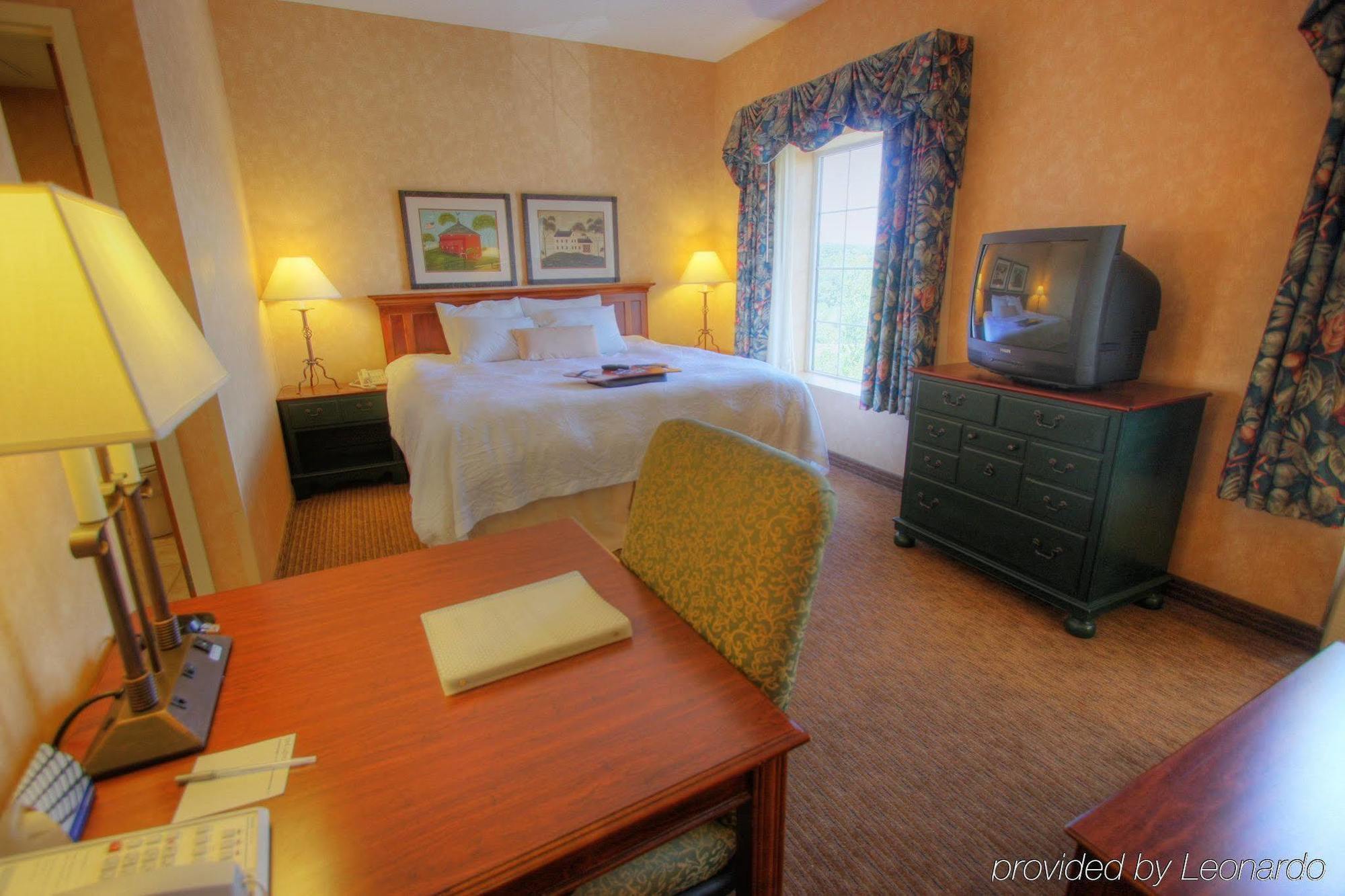 Hampton Inn & Suites State College At Williamsburg Square Номер фото