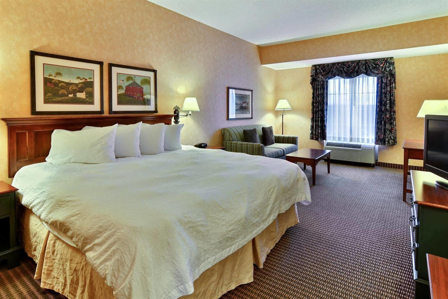 Hampton Inn & Suites State College At Williamsburg Square Екстер'єр фото